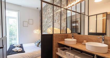 This condominium is a 2 bedroom(s), 2 bathrooms, located in Menton, Provence-Alpes-CĂŽte d'Azur.