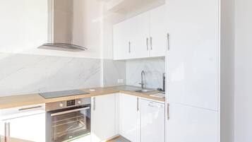 Een koelkast, een microgolfoven, een oven, een kookplaat