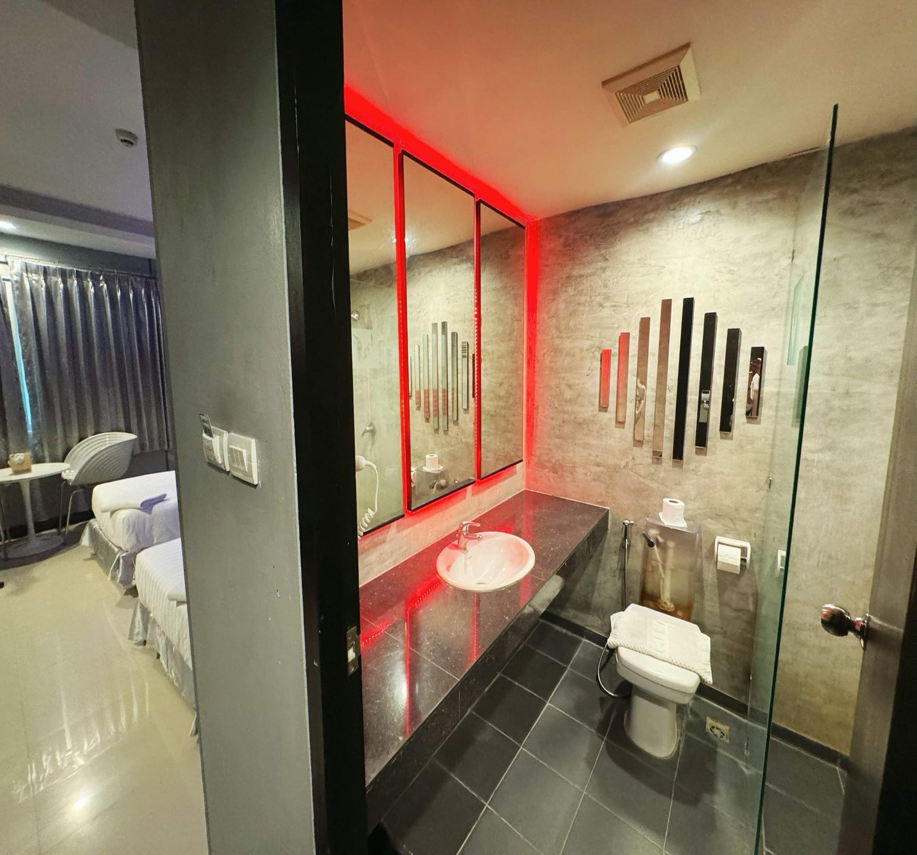 Deluxe Twin Room | Bathroom | Shower, slippers, towels, toilet paper