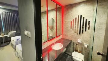 Deluxe Twin Room | Bathroom | Shower, slippers, towels, toilet paper