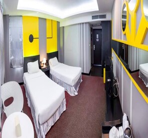 Laptop workspace, soundproofing, bed sheets - Capital O 75514 Vasidtee City Hotel (Suphan Buri)