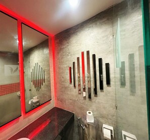 Deluxe Twin Room | Bathroom | Shower, slippers, towels, toilet paper - Capital O 75514 Vasidtee City Hotel (Suphan Buri)