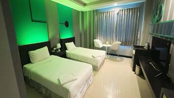 Phòng 2 giường đơn Deluxe | Khu vực làm việc phù hợp cho laptop, phòng cách âm, bộ trải giường