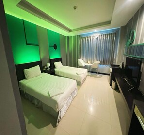 Deluxe Twin Room | Laptop workspace, soundproofing, bed sheets - Capital O 75514 Vasidtee City Hotel (Suphan Buri)
