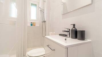 Een haardroger, handdoeken, zeep, shampoo