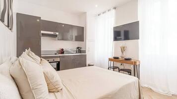 Een strijkplank/strijkijzer, gratis wifi, beddengoed