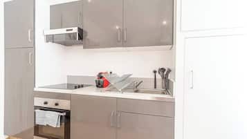 Een koelkast, een oven, een kookplaat, een broodrooster