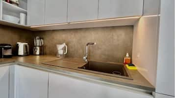 Een koelkast, een microgolfoven, een oven, een kookplaat