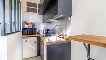 Réfrigérateur, micro-ondes, four, plaque de cuisson