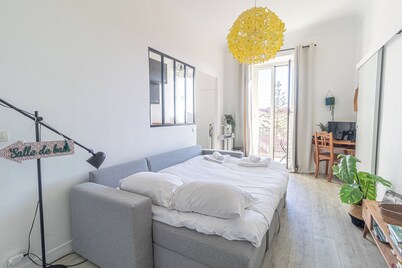 Charming studio in the heart of Menton, ideally located just a stone's throw from the sea and local shops. Fully equipped for your comfort, it features a quality sofa bed, a functional kitchen, and everything you need for a pleasant stay.