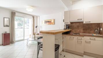 Fridge, oven, coffee/tea maker, toaster