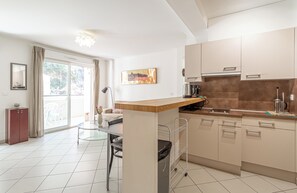 Jääkaappi, uuni, kahvin-/teenkeitin, leivänpaahdin