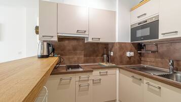 Een koelkast, een oven, een koffiezetapparaat/waterkoker