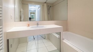 Hair dryer, towels, soap, shampoo - 1 bedroom apartment • Near Monaco Train Station (Beausoleil)