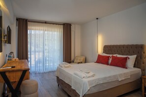Deluxe Double Room, Balcony, Garden View | 1 bedroom, free WiFi, bed sheets