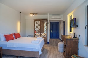 Superior Double Room, Balcony, Sea View | Free WiFi, bed sheets