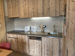 Een magnetron, een vaatwasser, een koffiezetapparaat/waterkoker