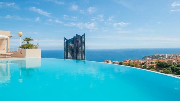 A modern hotel with a pool overlooking the ocean. - 2 rooms in luxury residence bordering Monaco (Beausoleil)