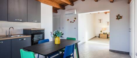 Appartamento, vista giardino | Cucina privata | Frigorifero, forno, piano cottura, lavastoviglie