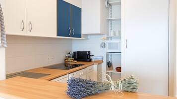 Een koelkast, een microgolfoven, een kookplaat, een vaatwasser