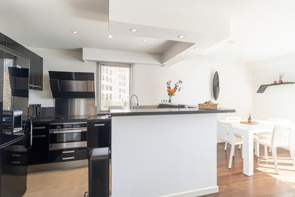 Fridge, microwave, oven, stovetop