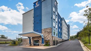 Ein Comfort Inn & Suites Gebäude mit Steinverkleidung, mehreren Etagen und einem überdachten Eingang.