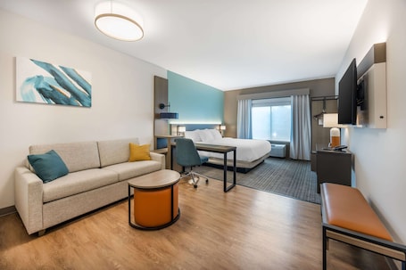 Tempur-Pedic beds, laptop workspace, iron/ironing board, free WiFi. Comfort Inn & Suites Nashville