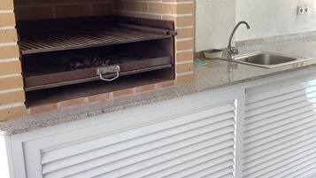 Lemari es, microwave, oven, dan kompor