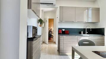 Kühlschrank, Mikrowelle, Herdplatte, Wasserkocher mit Kaffee-/Teezubehör