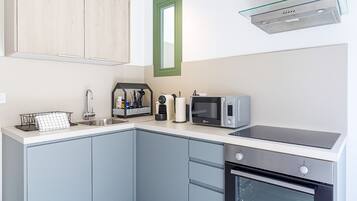 Een koelkast, een microgolfoven, een oven, een kookplaat