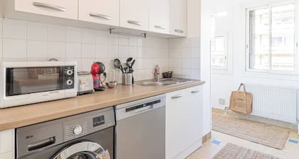 Family 2BR apt, sea view & parking