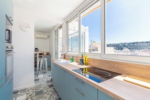 Een koelkast, een microgolfoven, een oven, een kookplaat