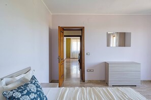 2 chambres, fer et planche à repasser, draps fournis