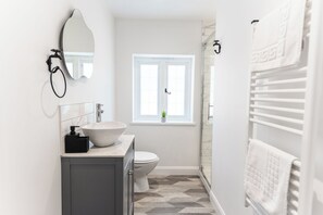 Apartamento | Banheiro | Chuveiro, secador de cabelo, toalhas de banho, papel higiênico
