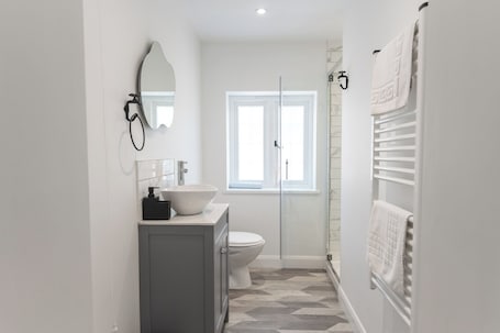 Apartment | Bathroom. Cosy 2-bed Apartment in Nettleham