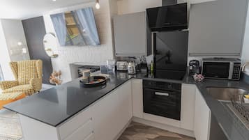 House | Private kitchen | Fridge, microwave, oven, stovetop