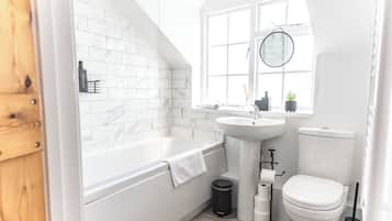Rumah | Kamar mandi | Bathtub besar, pengering rambut, dan handuk