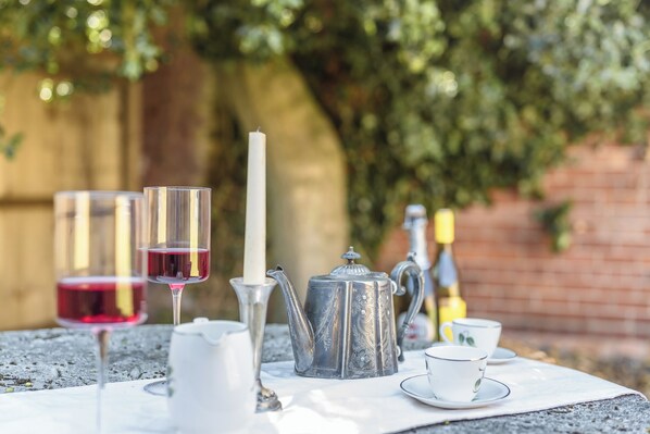 House | Outdoor dining - Captivating 2-bed House in Nettleham (Lincoln)
