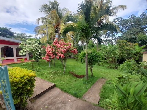 Cozy cabin in quaint Masaya with AC. 25 min from Managua