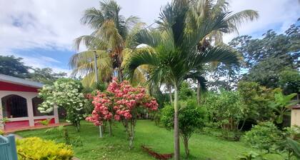 Cozy cabin in quaint Masaya with AC. 25 min from Managua