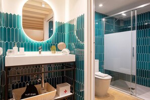 Dusche, Haartrockner, Handtücher