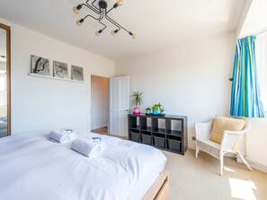 5 bedrooms, iron/ironing board, free WiFi, bed sheets