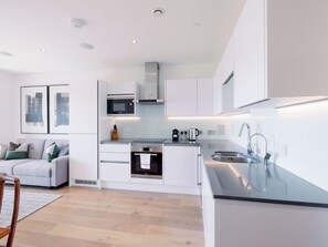 Een koelkast, een magnetron, een oven, een vaatwasser