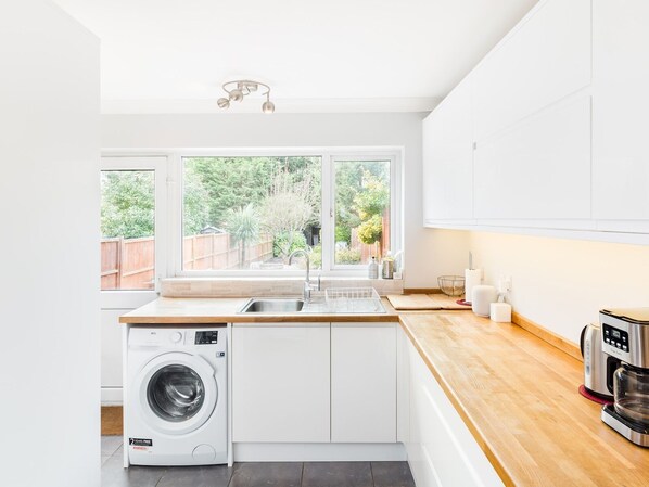 Kjøleskap, mikrobølgeovn, ovn og oppvaskmaskin