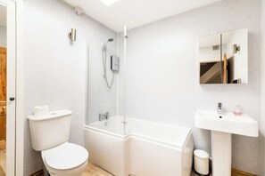 Hair dryer, towels - Cosy 3Bed in Leamington Spa, Family Home & Garden|Pass the Keys (Leamington Spa)