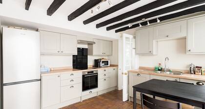 Pass the Keys | Stratford-upon-Avon Old Town, 3 Bed with Parking