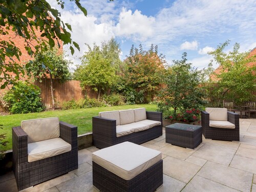 Pass the Keys | Spacious 4Bed Warwick Family Home, with Parking