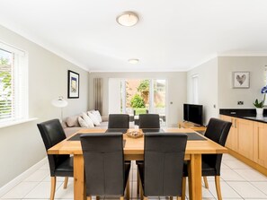 Dining - Pass the Keys | Spacious 4Bed Warwick Family Home, with Parking (Warwick)