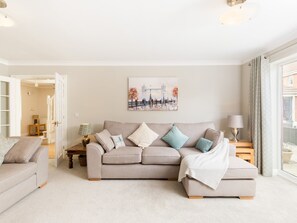 Smart TV - Pass the Keys | Spacious 4Bed Warwick Family Home, with Parking (Warwick)