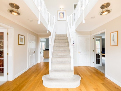 Pass the Keys | Spacious 4Bed Warwick Family Home, with Parking